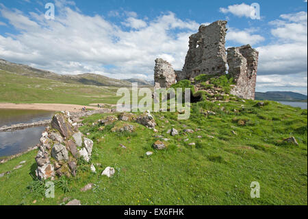 Les ruines de coquille d'Ardvreck Castle sur les rives du Loch Assynt, Sutherland. L'Écosse. 9916 SCO. Banque D'Images