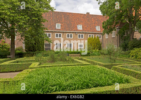 Le jardin à l'Prinsenhof, avec vue sur le musée dans l'arrière-plan, Delft, Hollande méridionale, Pays-Bas. Banque D'Images