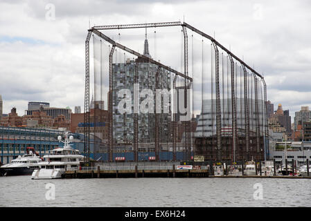 Practice de golf entre net géant sur Hudson River New York USA Banque D'Images