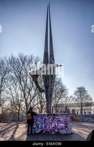 Berlin Volkspark parc Humboldthain, Wiedervereinigung réunification, sculpteur memorial par Arnold Schatz sur haut de flak tower Banque D'Images