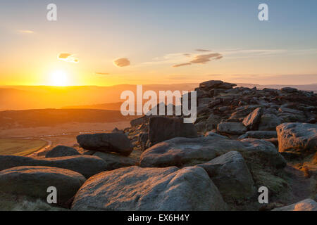Stanage Edge Hathersage coucher de soleil sur la meule, dalles de grès derbyshire Peak District Banque D'Images