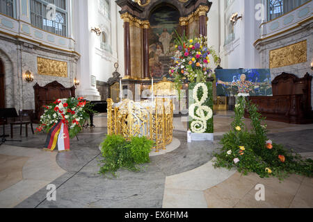 Hambourg, Allemagne. 8 juillet, 2015. Document - un document daté du 8 juillet 2015 montre une couronne de fleurs, et une photo du défunt musicien James Last (r). En deuil se sont réunis à Hambourg pour un service commémoratif public dans l'église St Michael's pour le défunt musicien James Last à Hambourg, Allemagne. Un mois après la mort de l'legenedary musicien, amis, famille et autres membres de la bande et les fans du musicien dire au revoir. Le musicien est décédé le 9 juin 2015 à l'âge de 86 ans aux États-Unis. Dpa : Crédit photo alliance/Alamy Live News Banque D'Images