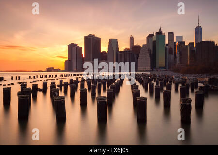 Pont de Brooklyn Park coucher de soleil sur New York Manhattan inférieur Banque D'Images