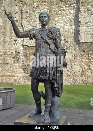 Statue en bronze que l'on croit être de l'empereur romain Trajan. La statue est situé en face d'une section du mur de Londres à Tower Hill. Créé en date du 1er siècle après J.C. 2014 Banque D'Images