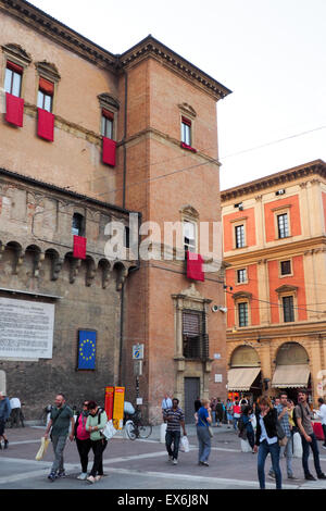 Les touristes et les habitants se promener dans la Piazza del Nettuno, Bologne. Banque D'Images