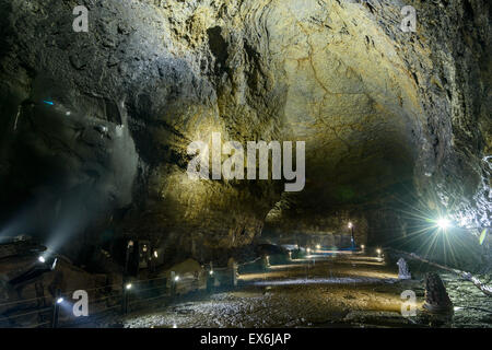 Grotte de Manjanggul dans l'île de Jéju, en Corée. Manjanggul est un des plus beaux tunnels de lave au monde. Banque D'Images