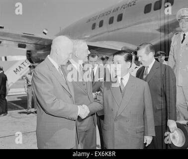 Le président américain Dwight Eisenhower avec John Foster Dulles et du Sud Vietnam Le président Ngo Dinh Diem, Washington 1957 Banque D'Images