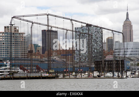 Practice de golf entre net géant sur Hudson River New York USA Banque D'Images