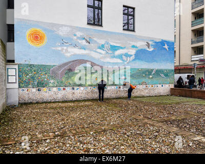 5e mur de la paix mondiale Berlin 2013 peinture murale créée par des enfants dans l'esprit des jeunes 'CityArts programme construire des ponts", Berlin Banque D'Images