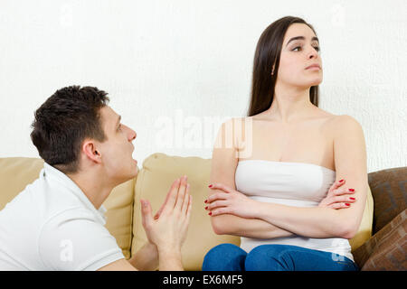 Mâle à femelle à pleurer personne. Portrait de couple, l'homme et de la femme. Triste mari sur ses genoux, posant la mendicité pour forgivenes Banque D'Images
