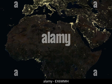 L'Afrique du Nord et le Moyen Orient de nuit en 2012. Cette image satellite montre les zones urbaines et industrielles. Banque D'Images