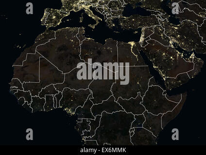 L'Afrique du Nord et le Moyen Orient de nuit en 2012. Cette image satellite avec des frontières du pays montre des feux urbains et industriels. Banque D'Images