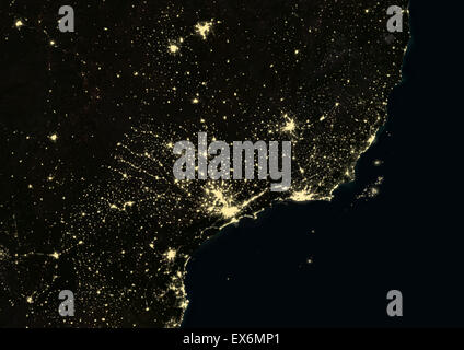 Sao Paulo et Rio de Janeiro, Brésil la nuit en 2012. Cette image satellite montre les zones urbaines et industrielles. Banque D'Images