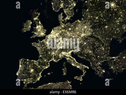 L'Europe de l'ouest dans la nuit en 2012, du Portugal à Moscou, Russie. Cette image satellite montre les zones urbaines et industrielles. Banque D'Images