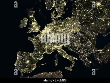 L'Europe de l'ouest dans la nuit en 2012, du Portugal à Moscou, Russie. Cette image satellite avec des frontières du pays montre les zones urbaines et Banque D'Images