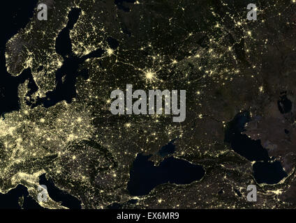 L'Europe de la nuit en 2012, à Moscou, la Russie au centre. Cette image satellite montre les zones urbaines et industrielles. Banque D'Images