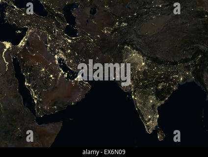 Moyen-orient et l'Inde dans la nuit en 2012. Cette image satellite montre les zones urbaines et industrielles. Banque D'Images