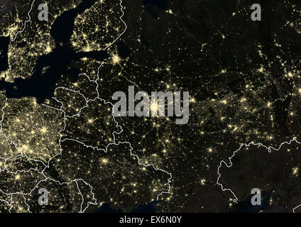 Moscou, Russie la nuit en 2012. Cette image satellite avec des frontières du pays montre des feux urbains et industriels. Banque D'Images