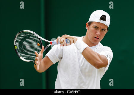 Wimbledon, Royaume-Uni. 08 juillet, 2015. Les Championnats de tennis de Wimbledon. Les garçons match simple entre Patrik Niklas-Salminen (FIN) et canard Hee Lee (KOR). Patrik Niklas-Salminen en action : Action Crédit Plus Sport/Alamy Live News Banque D'Images