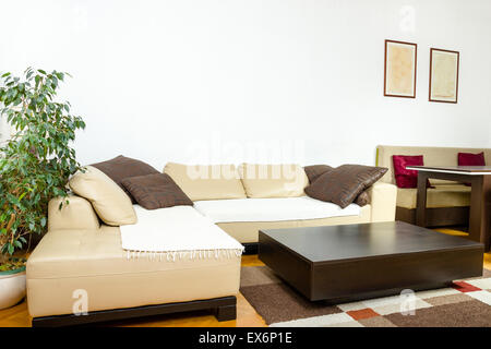 Canapé d'angle avec coussins colorés jaune et noir table basse en bois. Salle de séjour ou de l'intérieur avec un design élégant et moderne Banque D'Images