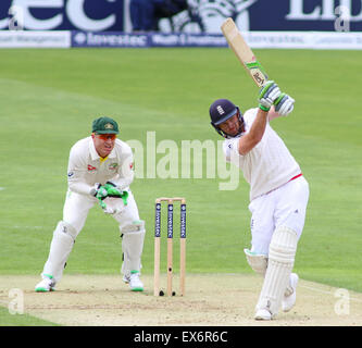 Cardiff, Pays de Galles. 08 juillet, 2015. Ian Bell d'Angleterre frappe la balle au cours de la première journée du premier test-match 1ère Investec Cendres, au rez-de Swalec SSE Le 08 juillet 2015 à Cardiff, Pays de Galles. Credit : Mitchell Gunn/ESPA/Alamy Live News Banque D'Images