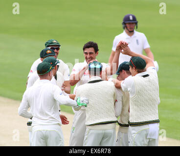 Cardiff, Pays de Galles. 08 juillet, 2015. Mitchell Starc de l'Australie célèbre en tenant le wicket de Ian Bell de l'Angleterre au cours de la première journée du premier test-match 1ère Investec Cendres, au rez-de Swalec SSE Le 08 juillet 2015 à Cardiff, Pays de Galles. Credit : Mitchell Gunn/ESPA/Alamy Live News Banque D'Images