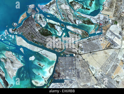 Image satellite couleur d'Abu Dhabi, Émirats arabes unis. Image prise le 16 décembre 2013 avec les données de Landsat 8. Banque D'Images