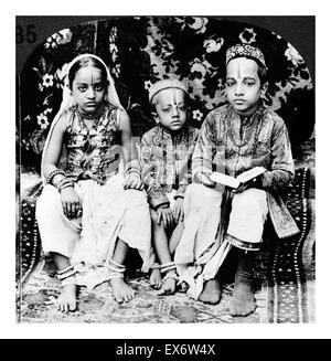 Les enfants des castes hindoues haut, Bombay, Inde, c 1922. Banque D'Images