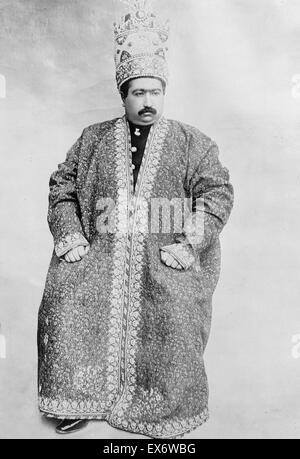 Shah de Perse, Mohammed Ali Mirzi, le 19 décembre 1907. La photographie montre le Shah de Perse, portrait en pied, assis, vêtu d'une robe et couronne. Banque D'Images