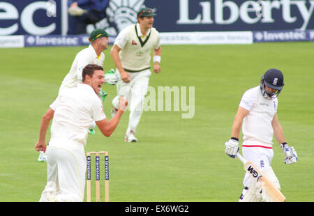 Cardiff, Pays de Galles. 08 juillet, 2015. Josh Hazlewood de l'Australie célèbre en tenant le wicket de Adam Lyth d'Angleterre au cours de la première journée du premier test-match 1ère Investec Cendres, au rez-de Swalec SSE Le 08 juillet 2015 à Cardiff, Pays de Galles. Credit : Mitchell Gunn/ESPA/Alamy Live News Banque D'Images