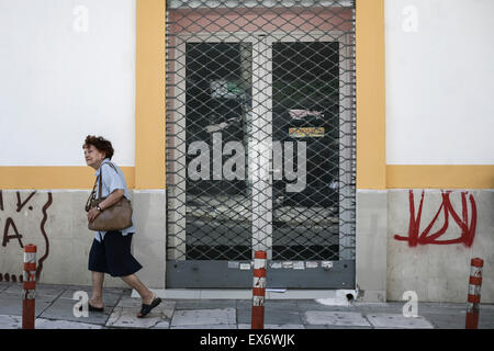 Une femme passe par un atelier fermé à Athènes, Grèce, le 8 juillet 2015. Le fonds de sauvetage de la zone euro, le Mécanisme Européen de Stabilité (MES), a déclaré qu'il a reçu une demande de la Grèce d'un nouveau plan d'aide. Foto : Socrates/Baltagiannis dpa Banque D'Images