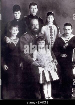 Tirage photographique d'Alexandre III de Russie, Empereur de Russie, roi de Pologne et Grand-Prince de Finlande (1845-1894) et sa famille. Datée 1886 Banque D'Images