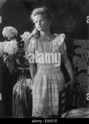 Impression photographique de la Grande Duchesse Tatiana de Russie (1897-1918) Fille du tsar Nicolas II, le dernier monarque de la Russie et de l'impératrice Alexandra. Au cours de la Première Guerre mondiale, elle et sa famille ont été arrêtés à la suite de la première Révolution Russe de Banque D'Images