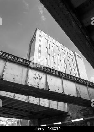 Maldron Hotel Cardiff vu du dessous par une série de ponts ferroviaires Banque D'Images