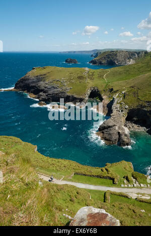 La côte de Cornouailles vu depuis les ruines de château de Tintagel, Cornwall, England, UK Banque D'Images