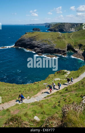 Les visiteurs du Château de Tintagel, sur la côte atlantique de Cornwall, England, UK Banque D'Images