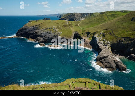 La côte de Cornouailles et falaises du château de Tintagel, Cornwall, England, UK Banque D'Images