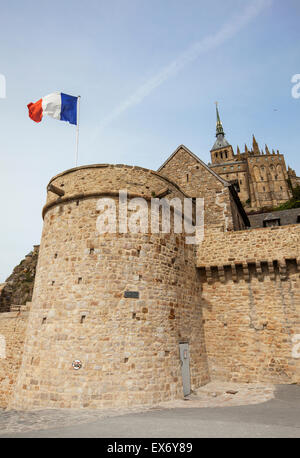 Drapeau français sur le bastion d'entrée dans le mur de la ville de Mont St Michel, Normandie, France Banque D'Images