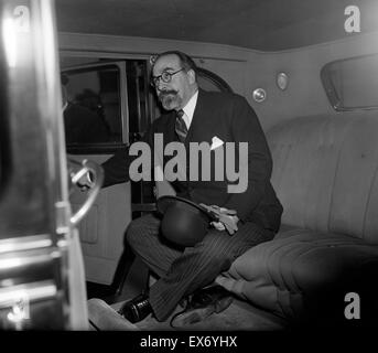 L'ambassadeur espagnol Fernando De Los Rios de feuilles dans sa voiture, après un appel avec le président Roosevelt. Banque D'Images