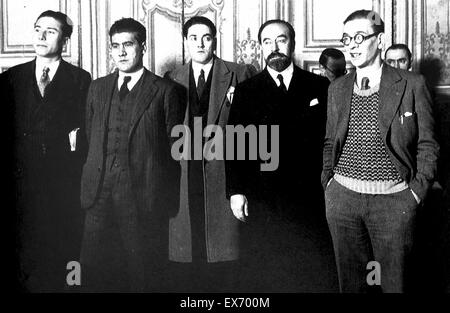 L'ambassadeur Fernando de los Ríos avec barbe, aux côtés d'autres députés socialistes, y compris Julian Zuga Mendieta (1899 - 1940). Vu ici avec ses mains dans les poches, était un homme politique socialiste espagnol ; Ministre de l'Intérieur entre 1937 et 1938 Banque D'Images