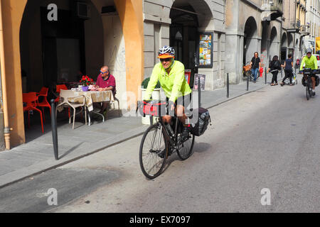 Deux des cyclotouristes à cheval dans Reggio Emilia. Banque D'Images