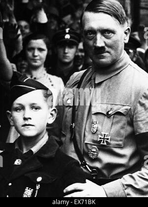 1889 - 1945 Adolf Hitler, l'Allemand leader Nazi, vu l'article à un jeune membre de la jeunesse hitlérienne 1934 Banque D'Images