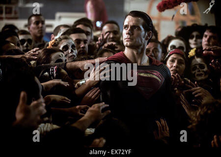 Superman Batman v Dawn of Justice est un film de super-héros américain à venir en vedette les personnages de DC Comics Batman et Superman. Cette photo est pour un usage éditorial uniquement et est l'auteur de la société film et/ou le photographe attribué par le film ou la société de production et ne peut être reproduite que par des publications dans le cadre de la promotion du film ci-dessus. Un crédit obligatoire pour l'entreprise de film est nécessaire. Le photographe devrait également être portés lorsqu'il est connu. Banque D'Images