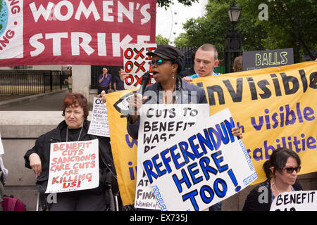 Londres, 08 juillet 2015. Les manifestants contre le budget du Chancelier George Osborne s'unissent dans une démonstration qu'ils appellent 'boules pour le budget". Anti-austérité et les militants d'invalidité publié balles multicolores en dehors de Whitehall, Downing Street, pour protester contre ce qu'ils considèrent comme un budget qui persécute et diabolise demandeurs de prestations, puis passés devant le Parlement et a bloqué le Westminster Bridge Crédit : Patricia Phillips/Alamy Live News Banque D'Images