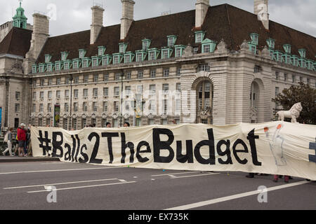 Londres, 08 juillet 2015. Les manifestants contre le budget du Chancelier George Osborne s'unissent dans une démonstration qu'ils appellent 'boules pour le budget". Anti-austérité et les militants d'invalidité publié balles multicolores en dehors de Whitehall, Downing Street, pour protester contre ce qu'ils considèrent comme un budget qui persécute et diabolise demandeurs de prestations, puis passés devant le Parlement et a bloqué le Westminster Bridge Crédit : Patricia Phillips/Alamy Live News Banque D'Images