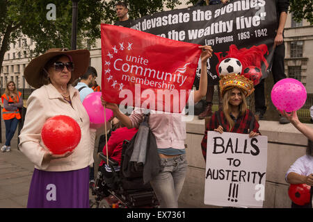 Londres, 08 juillet 2015. Les manifestants contre le budget du Chancelier George Osborne s'unissent dans une démonstration qu'ils appellent 'boules pour le budget". Anti-austérité et les militants d'invalidité publié balles multicolores en dehors de Whitehall, Downing Street, pour protester contre ce qu'ils considèrent comme un budget qui persécute et diabolise demandeurs de prestations, puis passés devant le Parlement et a bloqué le Westminster Bridge Crédit : Patricia Phillips/Alamy Live News Banque D'Images