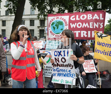 Londres, 08 juillet 2015. Les manifestants contre le budget du Chancelier George Osborne s'unissent dans une démonstration qu'ils appellent 'boules pour le budget". Anti-austérité et les militants d'invalidité publié balles multicolores en dehors de Whitehall, Downing Street, pour protester contre ce qu'ils considèrent comme un budget qui persécute et diabolise demandeurs de prestations, puis passés devant le Parlement et a bloqué le Westminster Bridge Crédit : Patricia Phillips/Alamy Live News Banque D'Images