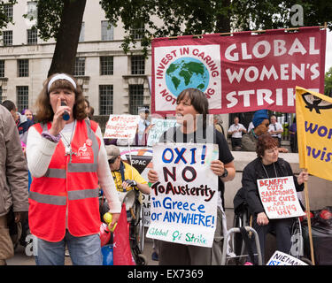 Londres, 08 juillet 2015. Les manifestants contre le budget du Chancelier George Osborne s'unissent dans une démonstration qu'ils appellent 'boules pour le budget". Anti-austérité et les militants d'invalidité publié balles multicolores en dehors de Whitehall, Downing Street, pour protester contre ce qu'ils considèrent comme un budget qui persécute et diabolise demandeurs de prestations, puis passés devant le Parlement et a bloqué le Westminster Bridge Crédit : Patricia Phillips/Alamy Live News Banque D'Images