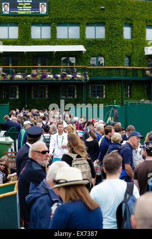 Wimbledon, Royaume-Uni. 08 juillet, 2015. Les Championnats de tennis de Wimbledon. Spectateurs profiter de l'ambiance autour de l'Action Crédit : motifs Wimbledon Plus Sport/Alamy Live News Banque D'Images