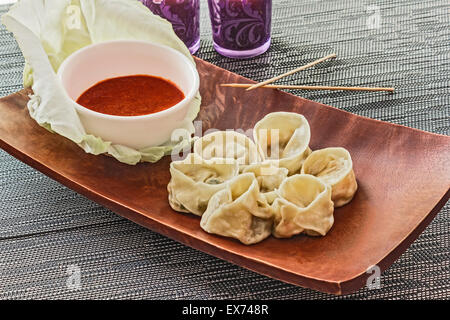 Momos aux légumes avec sauce chaude Banque D'Images